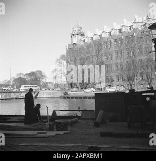 Amsterdam Shipping House on the Prins Hendrikkade vom Kromme Waal aus gesehen Datum: 1. januar 1955 Standort: Amsterdam, Noord-Holland Schlüsselwörter: Boote, Gebäude, Kanäle, Kais Institutionenname: Scheepvaarthuis Stockfoto