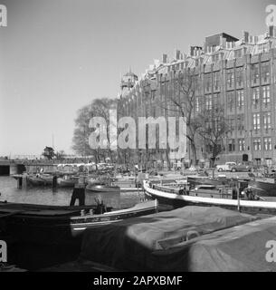 Amsterdam Shipping House on the Prins Hendrikkade vom Kromme Waal aus gesehen Datum: 1. januar 1955 Standort: Amsterdam, Noord-Holland Schlüsselwörter: Boote, Kanäle, Kais Institutionenname: Scheepvaarthuis Stockfoto