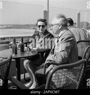 Schiphol-Direktor Jan Dellaert Schiphol-Direktor Jan Dellaert und seine Frau Hilde auf der Terrasse des Flughafens mit einer KLM Lockheed Super Constellation Datum: Mai 1954 Standort: Amsterdam, Noord-Holland, Schiphol Schlüsselwörter: Terrassen, Flughäfen persönlicher Name: Dellaert, Jan, Hilde Name Der Institution: Schiphol Stockfoto