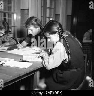 Rheinnavigation, Bericht über das Schiffsinternat in Mannheim Schipper-Kinder machen ihre Hausaufgaben Datum: 1. April 1955 Ort: Deutschland, Mannheim, Westdeutschland Schlagwörter: Alltag, Hausaufgaben usw. Internate, Kinder Stockfoto