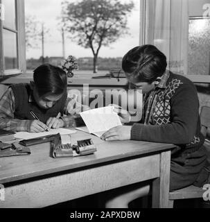 Rheinnavigation, Bericht über das Schiffsinternat in Mannheim Schipper-Kinder machen ihre Hausaufgaben Datum: 1. April 1955 Ort: Deutschland, Mannheim, Westdeutschland Schlagwörter: Alltag, Hausaufgaben usw. Internate, Kinder Stockfoto