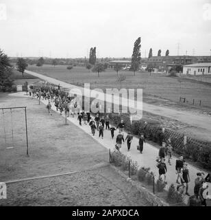 Rheinnavigation, Bericht über das Schiffsinternat in Mannheim Schipper-Kinder kommen vom Schuldatum: 1. April 1955 Standort: Deutschland, Mannheim, Westdeutschland Schlagwörter: Alltag, Kinder, Spielplätze Stockfoto