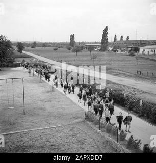 Rheinnavigation, Bericht über das Schiffsinternat in Mannheim Schipper-Kinder kommen vom Schuldatum: 1. April 1955 Standort: Deutschland, Mannheim, Westdeutschland Schlagwörter: Alltag, Kinder, Spielplätze Stockfoto