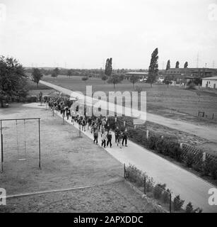 Rheinnavigation, Bericht über das Schiffsinternat in Mannheim Schipper-Kinder kommen vom Schuldatum: 1. April 1955 Standort: Deutschland, Mannheim, Westdeutschland Schlagwörter: Alltag, Kinder, Spielplätze Stockfoto