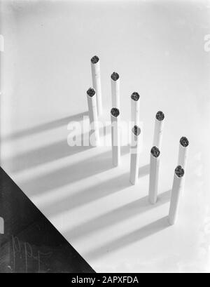Werbung Fotografie Zigaretten in zwei Reihen von fünf, Marke unleserlich Datum: 1. Januar 1932 Schlagwörter: Zigaretten Stockfoto