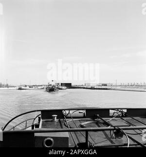 Rheinnavigation, Bericht vom Motorschiff Damco 230: France Lock am Canal Grande d'Alsace bei Ottmarsheim Datum: 1. April 1955 Standort: Frankreich, Ottmarsheim Schlüsselwörter: Binnenschiffe, Kanäle, Schleusen Stockfoto