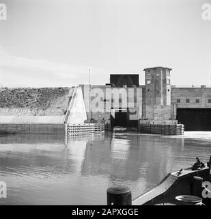 Rheinnavigation, Bericht vom Motorschiff Damco 230: France Lock im Canal Grande d'Alsace bei Ottmarsheim Datum: 1. April 1955 Standort: Frankreich, Ottmarsheim Schlüsselwörter: Kanäle, Schlösser Stockfoto