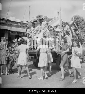 Marinekrankenhaus Surabaya Surabaya. Surabayas Bourgeoisie zeigte spontan Mitleid mit unseren verwundeten und kranken Soldaten. Auf Initiative des Oranier-Komitees wurden in wenigen Tagen 25.000 Gulden für den Kauf von Geschenken und Blumen aufgebracht, die vom weiblichen Bürgertum persönlich unseren Jungen übergeben wurden. Vom Treffpunkt in der Stadt fuhren die Lastwagen in alle Richtungen zu den Feldlazaretten und zur Sickbay Datum: 12. Oktober 1947 Ort: Indonesien, Niederländische Ostindien, Surabaya Stockfoto