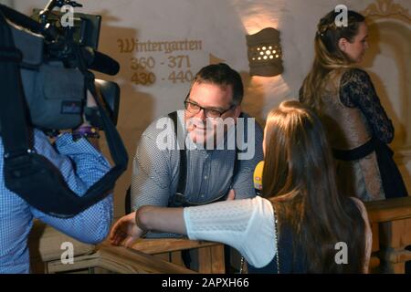 Going Am Wilden Kaiser, Österreich. Januar 2020. Die Moderatorin Elton gibt einen Tag vor dem legendären Hahnenkammrennen auf der Weißwurstparty beim Stanglwirt ein Interview. Die Ereignisse rund um den Streif gehören zu den wichtigsten Promi-Ereignissen des Jahres in Österreich. Kredit: Felix Hörhager / dpa / Alamy Live News Stockfoto