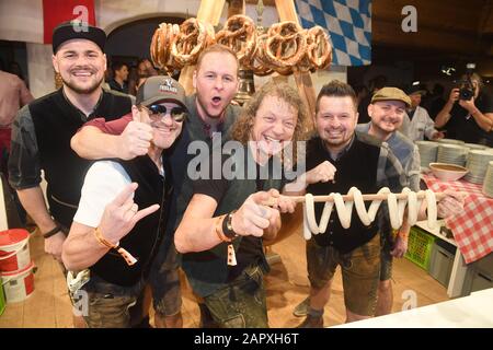 Going Am Wilden Kaiser, Österreich. Januar 2020. Die Band Troglauer feiert einen Tag vor dem legendären Hahnenkammrennen auf der Weißwurstparty im Stanglwirt. Die Ereignisse rund um den Streif gehören zu den wichtigsten Promi-Ereignissen des Jahres in Österreich. Kredit: Felix Hörhager / dpa / Alamy Live News Stockfoto