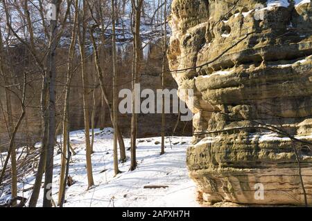 Canyon Walls at Council Overhang an einem schönen Januar-Morgen. Starved Rock State Park, Illinois, USA Stockfoto