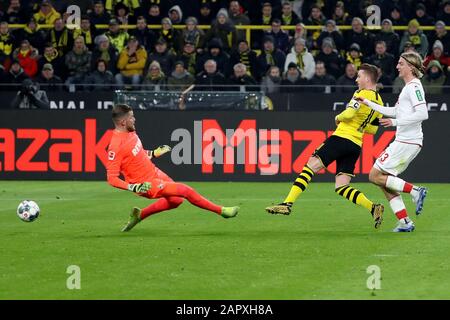 Dortmund, Deutschland. Januar 2020. Marco Reus (2., R) aus Dortmund schießt beim Bundesliga-Spiel zwischen Borussia Dortmund und dem FC Köln in Dortmund, 24. Januar 2020, den Ball. Credit: Joachim Bywaletz/Xinhua/Alamy Live News Stockfoto