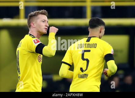 Dortmund, Deutschland. Januar 2020. Marco Reus (L) aus Dortmund feiert nach einem Treffer beim Bundesliga-Spiel zwischen Borussia Dortmund und dem FC Köln in Dortmund, 24. Januar 2020. Credit: Joachim Bywaletz/Xinhua/Alamy Live News Stockfoto