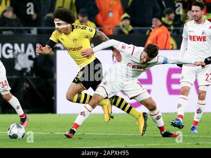 Dortmund, Deutschland. Januar 2020. Axel Witsel (L) aus Dortmund Vies mit Jonas-Hector aus Köln bei einem Bundesliga-Spiel in Dortmund, 24. Januar 2020. Credit: Joachim Bywaletz/Xinhua/Alamy Live News Stockfoto