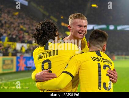 Dortmund, Deutschland. Januar 2020. Erling Haaland aus Dortmund feiert nach einem Treffer beim Bundesliga-Spiel zwischen Borussia Dortmund und dem FC Köln in Dortmund, 24. Januar 2020. Credit: Joachim Bywaletz/Xinhua/Alamy Live News Stockfoto