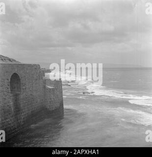 Israel 1948-1949: Acre (Akko) Stadtmauer mit Schießerei Datum: 1948 Ort: Acre, Israel Schlüsselwörter: Küsten, Wände, Festungen, Wolken, Meere Stockfoto