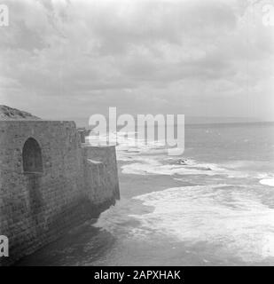 Israel 1948-1949: Acre (Akko) Stadtmauer mit Schießerei Datum: 1948 Ort: Acre, Israel Schlüsselwörter: Küsten, Wände, Festungen, Wolken, Meere Stockfoto