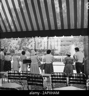 Israel 1964-1965: Tel Aviv, Diezengoff Stadtpark mit einer Reihe von Menschen vor, von einer Terrasse aus gesehen, vermutlich Diezengoff Circle Square Datum: 1964 Ort: Israel, Tel Aviv Schlüsselwörter: Brunnen, Gebäude, Parks, Terrassen Stockfoto