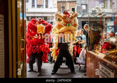 Chinesische Löwen-Tänzerinnen machen sich durch Sydneys China Town für das chinesische Neujahr 2020 auf den Weg Stockfoto