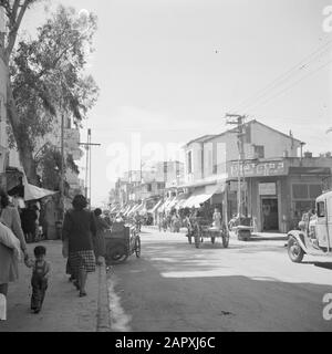 Israel 1948-1949: Tel Aviv Street in Tel Aviv mit Geschäften, Straßenhändlern und Einkäufern. Datum: 1948 Ort: Israel, Tel Aviv Schlüsselwörter: Handel, Plakate, Straßenbilder, Geschäfte Stockfoto