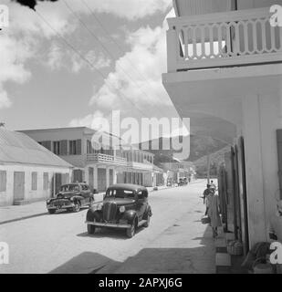 Reisen Sie nach Suriname und zur niederländischen Antillen Straße in Marigot, der Hauptstadt des französischen Teils von Saint Martin Datum: 1947 Ort: Niederländische Antillen, Saint-Martin, Saint Martin Schlüsselwörter: Auto , Autos, Bevölkerung, Straßenbilder, Straßenbilder, Wohnungen Stockfoto