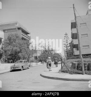 Israel 1948-1949: Tel Aviv Street in Tel Aviv mit geparkten Personenkraftwagen Datum: 1948 Standort: Israel, Tel Aviv Schlüsselwörter: Architektur, Autos, Bäume, Bausteine, Straßenbilder Stockfoto