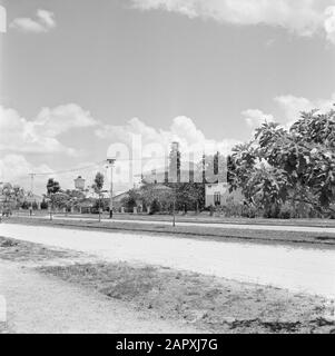 Niederländische Antillen und Suriname zum Zeitpunkt des königlichen Besuchs von Königin Juliana und Prinz Bernhard in der Straße von 1955 in Paramaribo Datum: 1. Oktober 1955 Ort: Paramaribo, Suriname Schlüsselwörter: Straßen Name Der Einrichtung: Obacht und Hoffnung Stockfoto