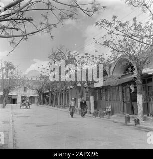 Israel 1948-1949: Acre (Akko) Straße mit Passanten und Pferd und Wagen Datum: 1948 Ort: Acre, Israel Schlüsselwörter: Karren, Pferde, Städte, Straßenbilder Stockfoto