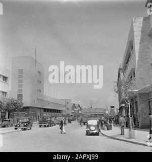 Israel 1948-1949: Haifa-Straße mit Autoverkehr und Fußgängern im Hafengebiet Datum: 1948 Standort: Haifa, Israel Schlagwörter: Autos, Geschäftsräume, Lager, Straßenplastiken, Fußgänger Stockfoto