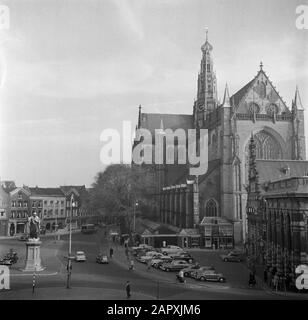 Straßenplastiken, Kirchen, Außenansicht, Auto, großer Markt Datum: Undatierter Ort: Haarlem Schlüsselwörter: Auto, Außenansicht, Kirchen, Straßenbilder Personenname: Großer Markt Stockfoto