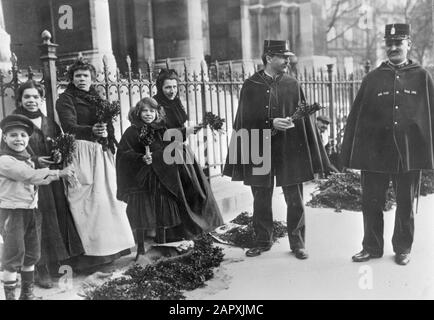 Straßenbilder, Vertreter, Bevölkerung, Blumen Datum: 1900 Ort: Frankreich, Paris Stichwörter: Agenten, Bevölkerung, Blumen, Straßenbilder Stockfoto