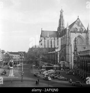 Straßenplastiken, Kirchen, Außenansicht, Auto, großer Markt Datum: Undatierter Ort: Haarlem Schlüsselwörter: Auto, Außenansicht, Kirchen, Straßenbilder Personenname: Großer Markt Stockfoto