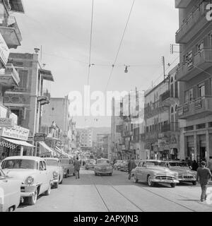 Naher Osten 1950-1955: Statue der Libanon-Straße der Rue Weygand in Beirut Datum: 1950 Ort: Beirut, Libanon Schlüsselwörter: Autos, Straßenplastiken, Fußgänger Stockfoto