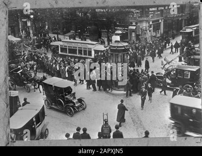 Straßenbilder, Bevölkerung, Auto, Straßenbahnen Datum: 1900 Standort: Frankreich, Paris Stichwörter: Auto, Bevölkerung, Straßenbilder, Straßenbahnen Stockfoto