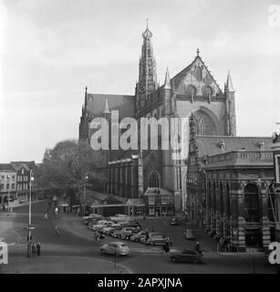 Straßenplastiken, Kirchen, Außenansicht, Auto, großer Markt Datum: Undatierter Ort: Haarlem Schlüsselwörter: Auto, Außenansicht, Kirchen, Straßenbilder Personenname: Großer Markt Stockfoto