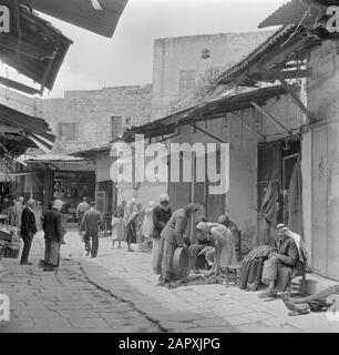 Israel 1948-1949: Acre (Akko) Straße mit Geschäften Datum: 1948 Ort: Acre, Israel Schlüsselwörter: Städte, Straßenbilder, Straßen, Geschäfte Stockfoto