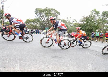 Fahrer, die auf Stufe 3 der Tour 2020 Im Radrennen in der Nähe von Adelaide Australia antreten Stockfoto