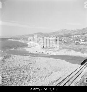 Naher Osten 1950-1955: Lebanon Beach, Mündungsgebiet und Mittelmeer in der Nähe von Nahr el Kelb Datum: 1950 Ort: Libanon, Nahr El Kelb Stichwörter: Küsten, Panorama, Flüsse, Eisenbahnlinien, Strände, Meere Stockfoto
