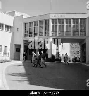 Israel 1964-1965: Haifa, Technion-Studenten an einem Universitätsgebäude auf dem Gelände des Technion Annotation: Das Technion, gegründet 1924 in Haifa am Karmelgebirge, ist eine israelische Universität, die sich auf Lehre und Forschung in technologischen und exakten Wissenschaften spezialisiert hat Datum: 1964 Standort: Haifa, Israel Schlüsselwörter: Gebäude, Studenten, Universitäten Institutionenname: Technion University Stockfoto