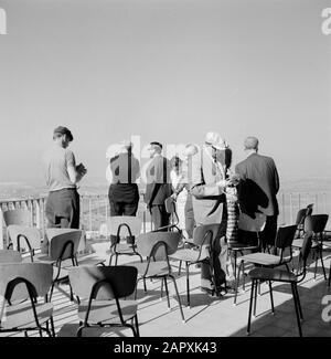 Israel 1964-1965: Haifa, Technion-Studenten auf der Terrasse eines Universitätsgebäudes auf dem Gelände des Technion Annotation: Das Technion, gegründet 1924 in Haifa am Karmelgebirge, ist eine israelische Universität, die sich auf Lehre und Forschung in technologischen und exakten Wissenschaften spezialisiert hat Datum: 1964 Standort: Haifa, Israel Schlüsselwörter: Gebäude, Studenten, Terrassen, Universitäten Institutionenname: Technion University Stockfoto