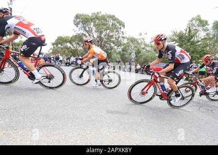 Fahrer, die auf Stufe 3 der Tour 2020 Im Radrennen in der Nähe von Adelaide Australia antreten Stockfoto