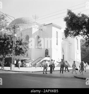 Israel 1964-1965: Tel Aviv, Allenby Road Synagogengemeinde (Große Synagoge, Allenby Road) Anmerkung: Der Bau dieser Synagoge wurde 1926 abgeschlossen Datum: 1964 Ort: Israel, Tel Aviv Schlüsselwörter: Straßenbilder, Synagogenbauten, Fußgänger Stockfoto