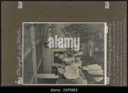 Die Kassettenfabrik der Kastenpolsterabteilung. Das Alter der Schüler beträgt 13-15 Jahre. Der durchschnittliche Wochenlohn liegt bei 6,50-8,50 Gulden. Die Produktion liegt zwischen 1400 und 1900 Clams pro Stunde. Aus dieser Gruppe werden die Teilnehmer für das Einfügedatum genommen: Ca. Im Jahr 1919 Stockfoto