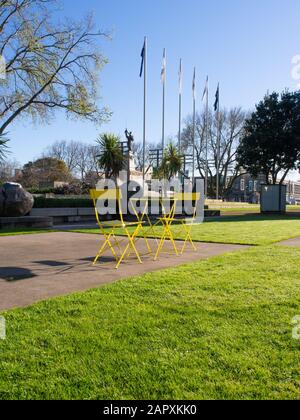 Gelbe Stühle Und Tische Im Square Palmerston North Stockfoto