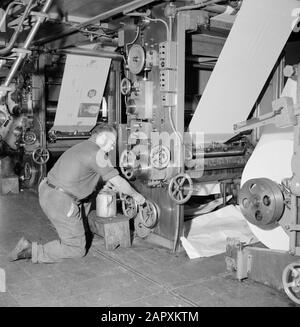 Israel 1964-1965: Tel Aviv, Dawar Printing, Tel Aviv. In den Druckwerken von Dawar (Davar) arbeitet ein Mitarbeiter an einer Offsetdruckmaschine Anmerkung: Offsetdruck, Familie des Flachdrucks, ist eine der am häufigsten verwendeten Drucktechniken für Zeitungen Datum: 1964 Standort: Israel, Tel Aviv Schlüsselwörter: Arbeiter, Drucker, Maschinen, Presse, Typogafen, Werkstätten Stockfoto