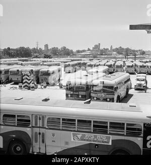 Israel 1964-1965: Tel Aviv, Sabbat Tel Aviv am Sabbat: Busse auf dem Parkplatz des Depots. Im Hintergrund ein Gebäude der Trans World Airlines (TWA) Datum: 1964 Standort: Israel, Tel Aviv Schlüsselwörter: Busse, Gebäude, jüdische Religion, Parkplätze, Roller, Straßenbilder Stockfoto