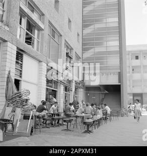 Israel 1964-1965: Tel Aviv, Allenby Road Terrace des Café California auf der Straße Anmerkung: Um 11:00 Uhr stehen junge Männer auf der Terrasse Datum: 1964-1965 Ort: Israel, Tel Aviv Schlüsselwörter: Cafés, Straßenbilder, Terrassen, Fußgänger Stockfoto
