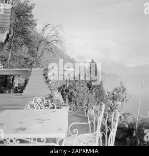 Besuch des deutschen Autors Erich Maria Remarque und der amerikanischen Schauspielerin Paulette Goddard in ihrer Villa in Porto Ronco, Schweiz Terrasse der Villa in Porto Ronco mit Blick auf den Lago Maggiore Datum: Oktober 1961 Standort: Lago Maggiore, Schweiz Schlüsselwörter: Seen, Terrassen persönlicher Name: Remarque, Erich Maria Stockfoto