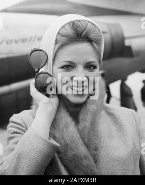 Filmschauspielerin Thea Flemming, die Niederländerin Brigitte Bardot, bei Ankunft am Flughafen Schiphol; Stockfoto