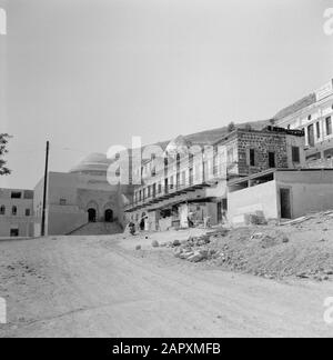 Tiberias-Hammat. Mausoleum von Rabbi Meir mit Kuppel und Treppe und Doppeleingang mit angrenzenden Gebäuden, darunter eine Reihe von Wohnungen mit Pavillon mit schmiedeeisernen Teilen.Erdgeschoss ein Dach mit Werkstätten Datum: Undatierter Ort: Israel, Tiberias Schlüsselwörter: Wohnungen, Architektur, Pilgerfahrten, Türen, Geschichte, Gräber, Eisen, jüdische Religion, Kuppeln, Mausoleen, Rabbi, Treppen, Wohnungen Personenname: Meir, Rabbi Stockfoto